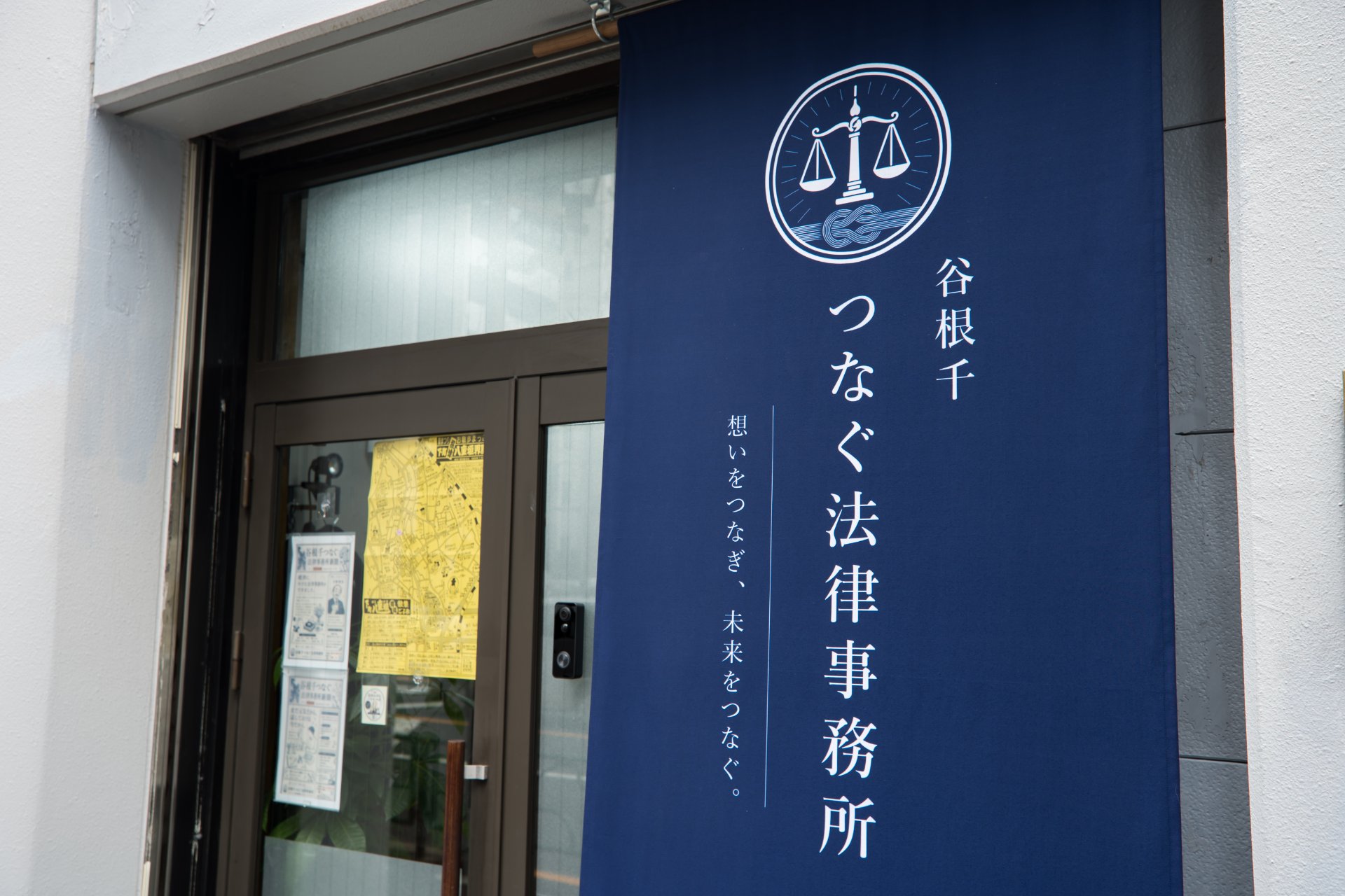 机と椅子を備えた個室の法律相談室