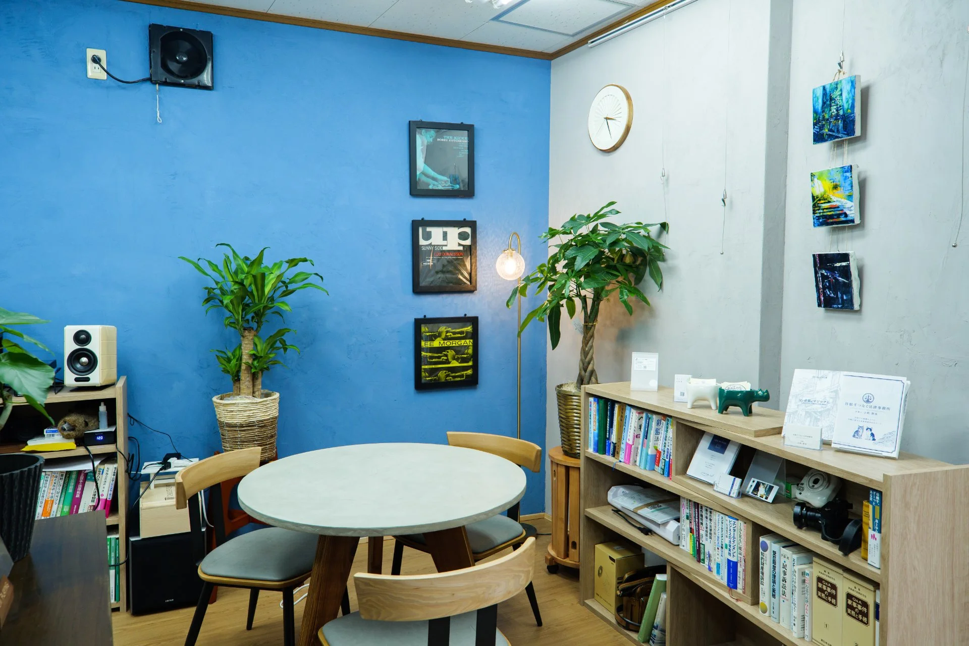 資料を囲んで落ち着いて話せる個室の相談室